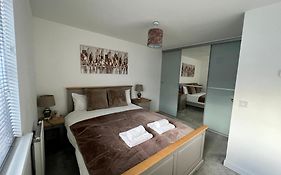 Beautiful 4-Bedroom House With Private Garden & Parking