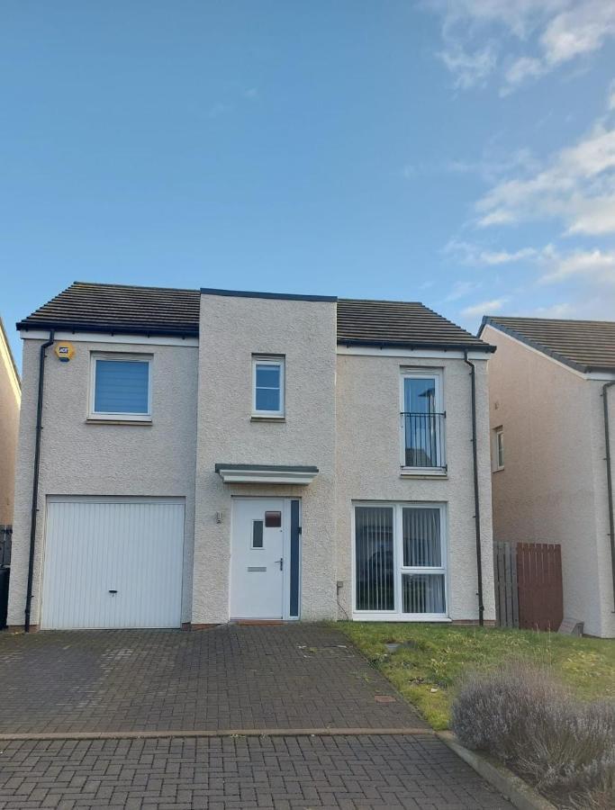 Beautiful 4-Bedroom House With Private Garden & Parking Edinburgh Exterior photo